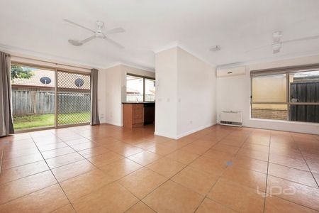 LOCATION LOCATION! - Photo 4