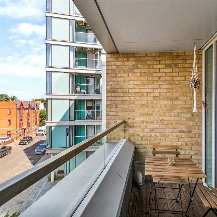 A superb one bedroom flat close to Wandsworth centre. - Photo 1