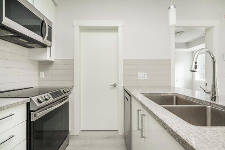 Modern Ground Floor Unit - Photo 3