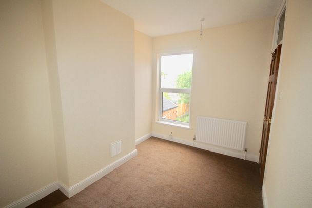 AVAILABLE NOW TWO DOUBLE BEDROOM S DINING ROOM FRONT RECEPTION ROOM GARDEN ON STREET PARKING CENTRAL HEATING - Photo 1