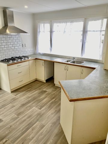 This three bedroom brick home, has been tastefully renovated with fresh clean interior tones and lovely new carpet in the last year. - Photo 3