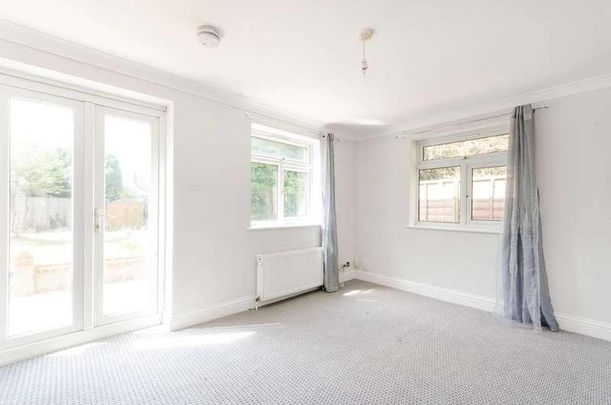 Tolworth Park Road, Surbiton, KT6 - Photo 1