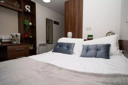 Large Double Ensuite - Photo 3