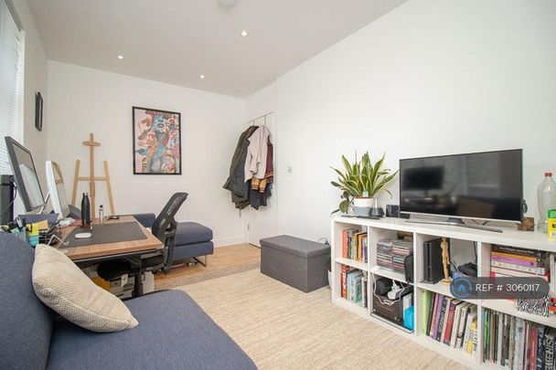 3 bedroom flat to rent - Photo 1