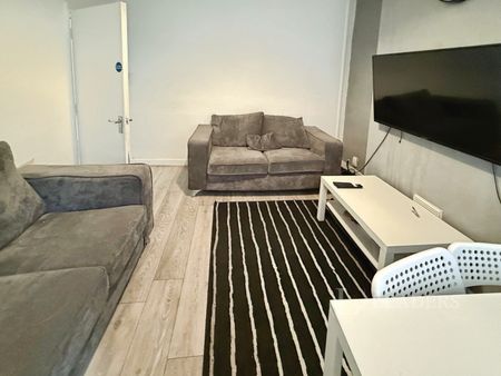 3 bedroom house to rent Clifford Street, WV6 - Photo 2