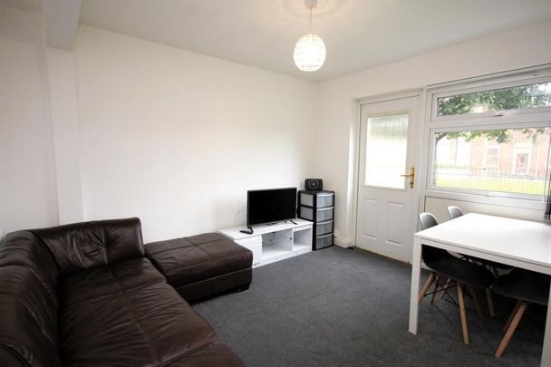 4 bedroom terraced house to rent - Photo 1