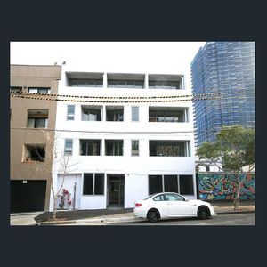 Modern Studio with Balcony & Air-Con in Vibrant Redfern - Photo 2