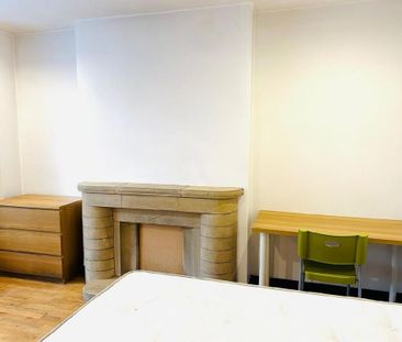 1 bedroom in a house share to rent - Photo 2