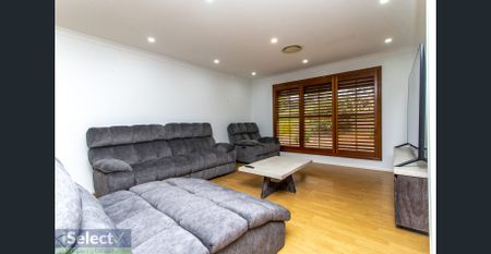 LARGE FAMILY HOME, PERFECT FOR ENTERTAINING - Photo 3