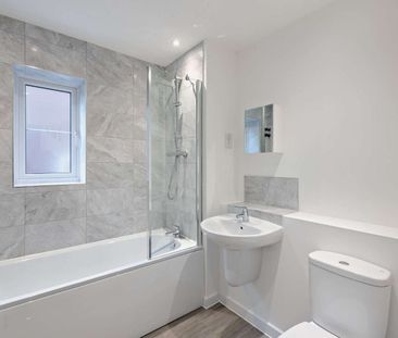A modern three bedroom family home with private garden and parking - Photo 5
