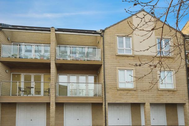 2 bedroom Flat To Let - Photo 1