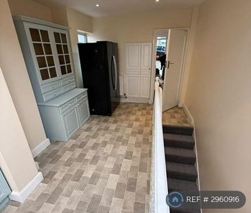 5 bedroom semi-detached house to rent - Photo 4