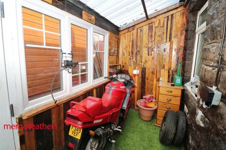 2 bedroom end of terrace house to rent - Photo 3