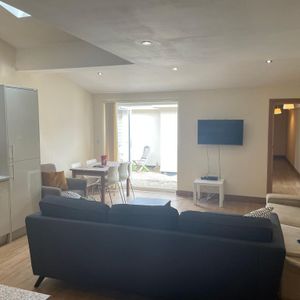 4 bedroom flat to rent - Photo 2