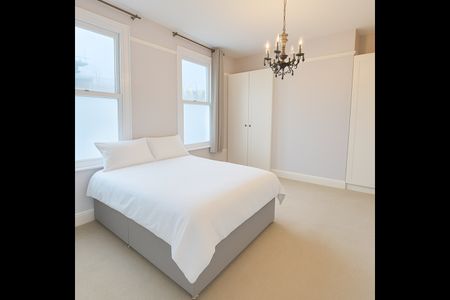 Room in a Shared House, Wandsworth Area, SW8 - Photo 2