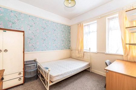 4 bedroom end of terrace house to rent - Photo 2