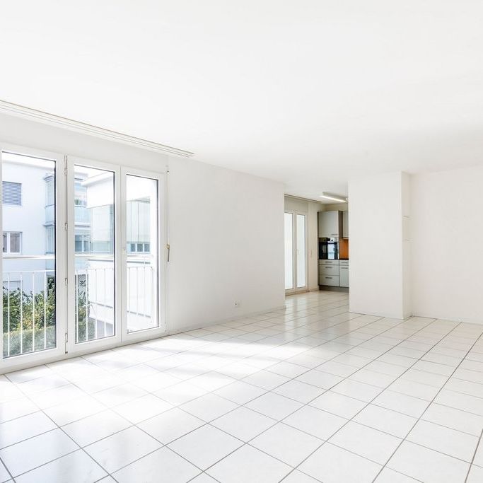Grosszügige und moderne 2.5 Zimmer-Wohnung im 1. OG - Foto 1