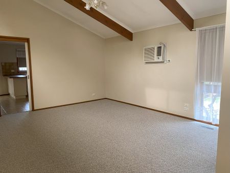 Spacious 3-Bedroom Unit in Rosanna – Available for Lease Now! - Photo 4