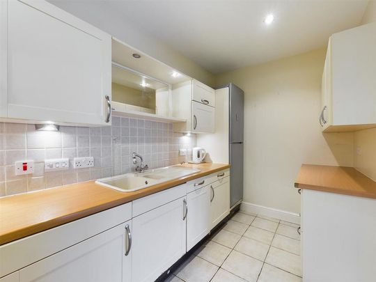 2 bedroom ground floor flat to rent - Photo 1