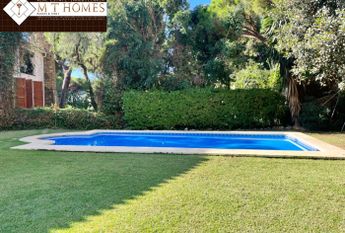 LARGE DETACHED VILLA WITH PRIVATE POOL AND GARDEN