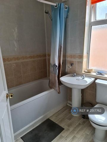 1 bedroom in a house share to rent - Photo 5