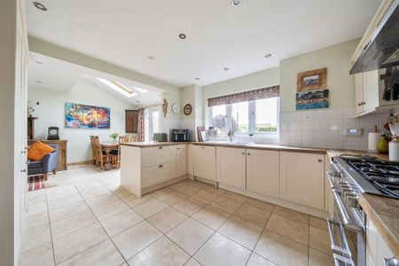 4 bedroom end of terrace house to rent - Photo 3