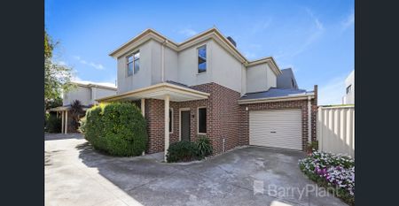 Modern Comfort and Convenience in the Heart of West Footscray! - Photo 2