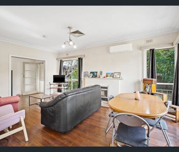 Five Bedrooms residence offering Spacious, practical and peaceful appeal - Photo 1