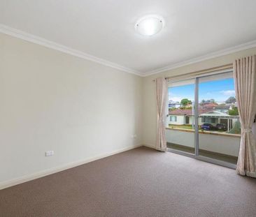 Modern Family Living In Quiet Street - Photo 5