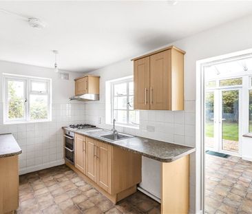 A newly decorated 3 bedroom semi-detached house overlooking neighbo... - Photo 3