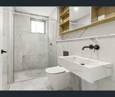 Luxurious 2 Bedroom Apartment With Unobstructed Water Views - Photo 5