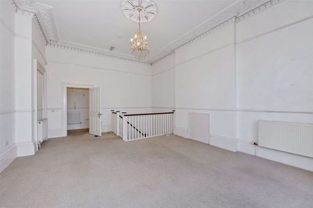 A spacious duplex located in the popular area of Pittville - Photo 4