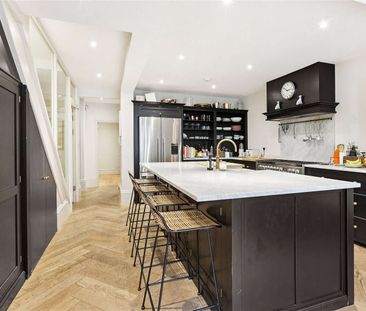 A beautifully refurbished four bedroom Chelsea townhouse offering s... - Photo 1