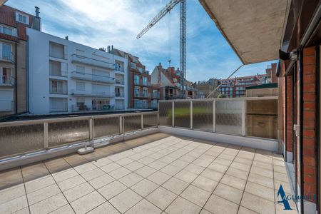 Ruim 2-slaapkamer appartement. Rustig én centraal gelegen aan de voet van het Zoute nabij de H. Hartkerk. Open zicht. - Photo 3