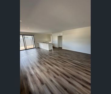 Dual Living - Three-Bedroom, Two-Bathroom Home in Munno Para West! - Photo 2