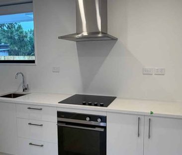 Exquisite Three-Bedroom Townhouse in Avondale - Photo 2