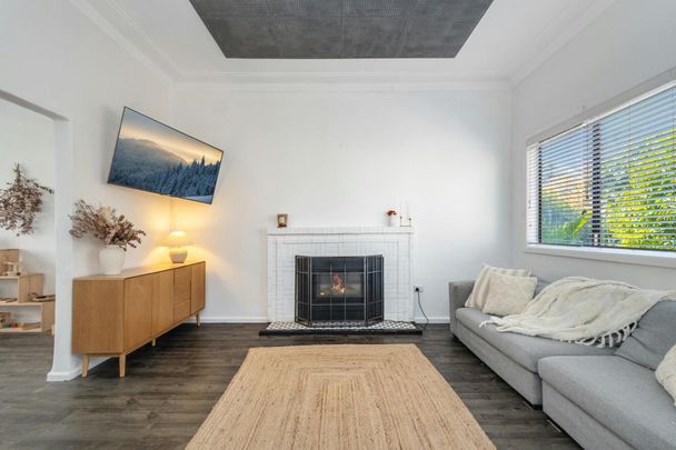 NEAT AND TIDY 3 BEDROOM HOME WITH HOME OFFICE - Photo 1