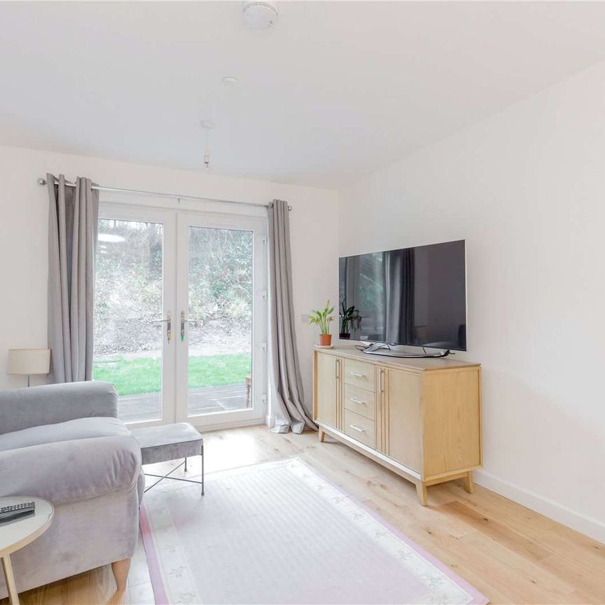 A stunning ground floor furnished two bedroom garden flat in a modern new development, with a private parking space. - Photo 1