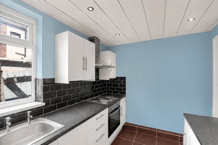 3 Bed Terraced House, Halstead Avenue, M6 - Photo 5