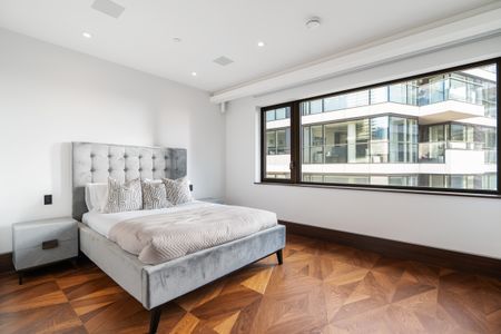 Extraordinary riverfront apartment with sweeping Thames views - Photo 2