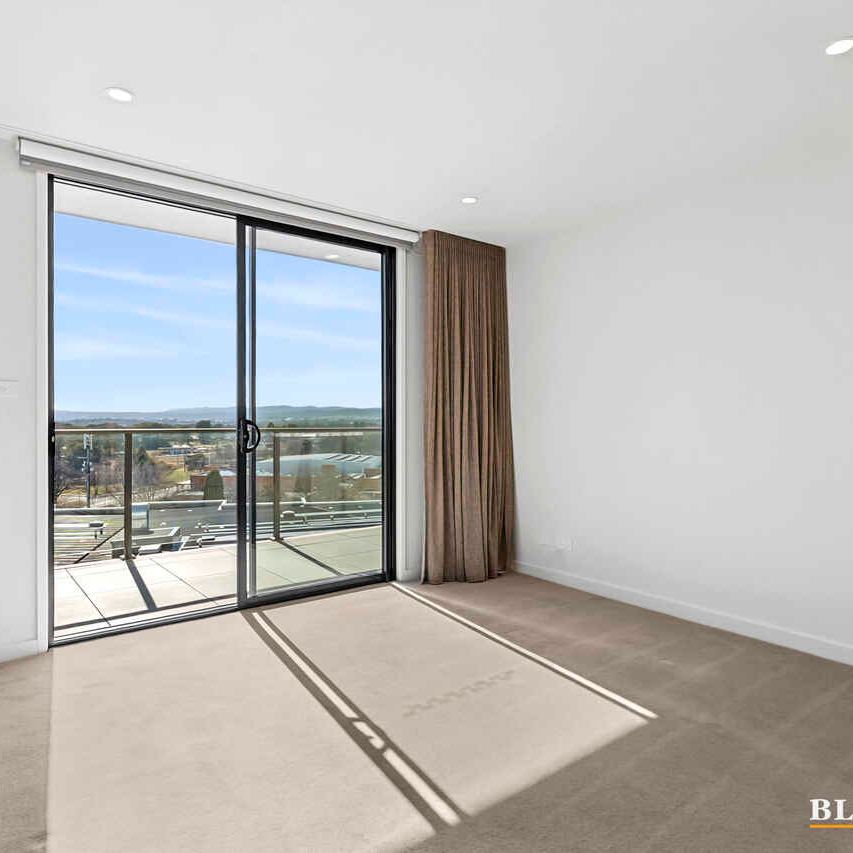 Two bedroom apartment in ideal location - Photo 1