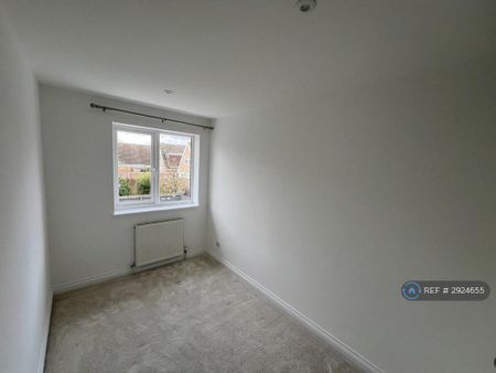 4 bedroom semi-detached house to rent - Photo 3