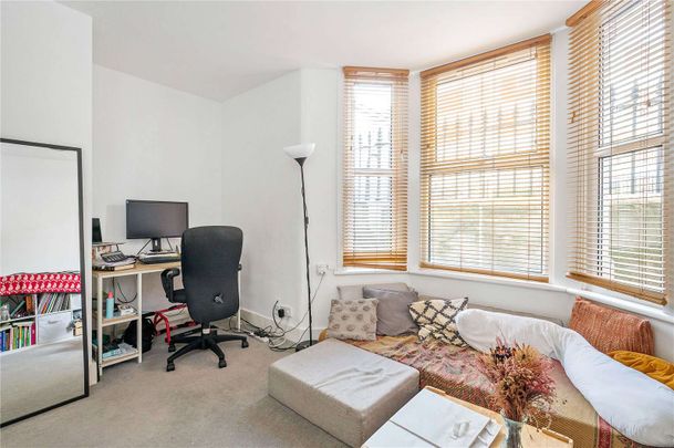 A good size one bedroom in a red brick mansion block with a private garden. - Photo 1