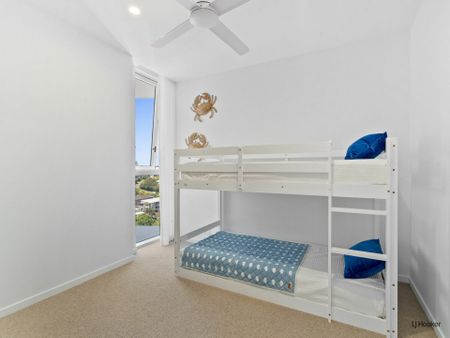 LUXURY FULLY FURNISHED THREE BEDROOM TOP FLOOR APARTMENT - THE DEL RAY - Photo 4