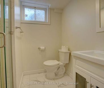 Private Basement apartment! Separate entrance! 1 Bed & 1 Bath!! - Photo 3