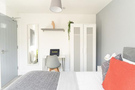 Stansted #70 - Photo 5