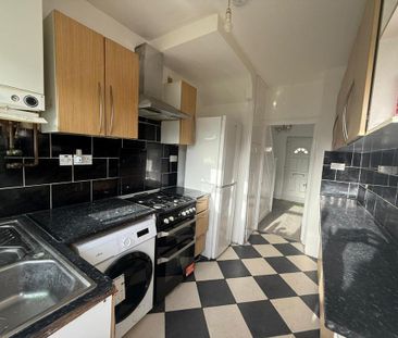 4 bedroom semi-detached house to rent - Photo 6