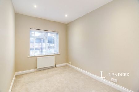 4 bedroom property to rent Havers Avenue, Hersham, Walton-on-Thames, KT12 - Photo 5