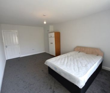 3 bedroom Flat in Lea Farm Drive, Leeds - Photo 3