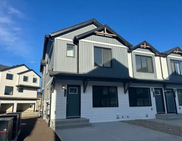 BRAND NEW 3 bed 2.5 bath corner unit townhouse in Secord Promenade! | 1025 Secord Promenade NW, Edmonton - Photo 1